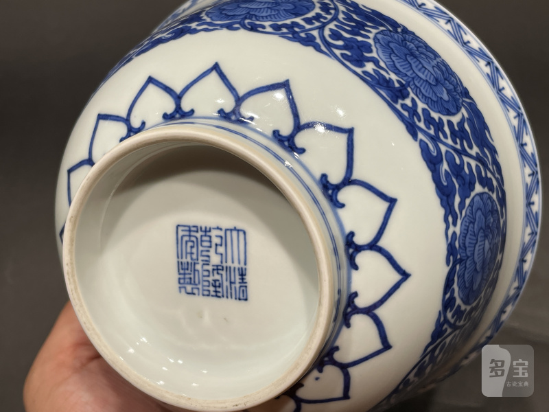 清乾隆 青花缠枝牡丹花卉纹碗 - 图10